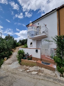 Foto Case semi ndipendenti a Collecorvino Centro di 89 m² con 5 locali