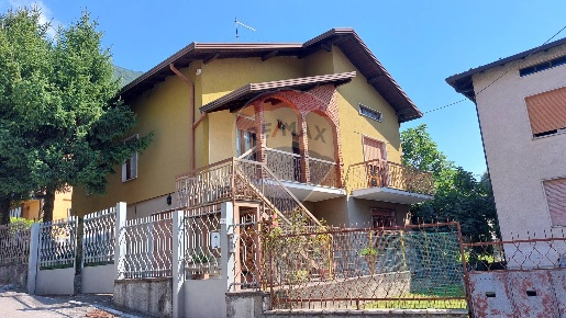 Foto Casa indipendente a Endine Gaiano Endine di 250 m² con 3 locali