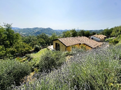 Foto Villa singola a Amandola di 200 m² con 8 locali in vendita