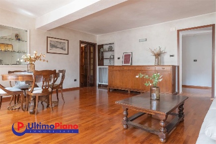 Foto Appartamento in Piazza Emilio Chanoux 5, Villeneuve di 233 m²