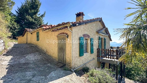 Foto Rustico a Molazzana di 150 m² con 11 locali in vendita