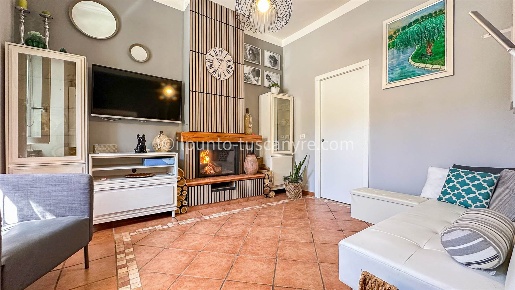 Foto Rustico in Via Cesare Biondi, Barga Centro di 224 m² con 11 locali