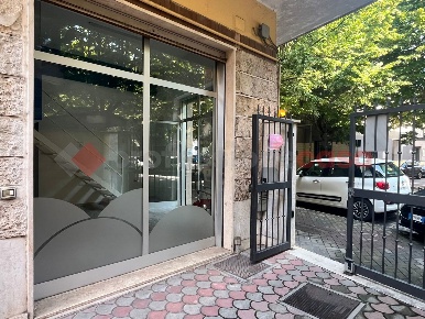 Foto Negozio in Via Enrico de Nicola 196, Cassino Centro di 47 m²