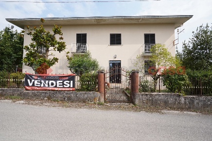 Foto Casa indipendente in Via Tora snc, Cassino Centro di 200 m² in vendita