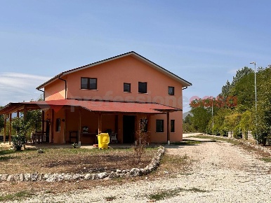 Foto Agriturismo in Via sp 10, Avezzano Antrosano di 400 m² con 5 locali