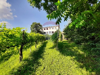 Foto Rustico a Tarzo di 545 m² con 15 locali in vendita