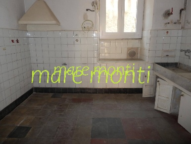 Foto Appartamento in via assareto, Savona di 127 m² con 6 locali in vendita