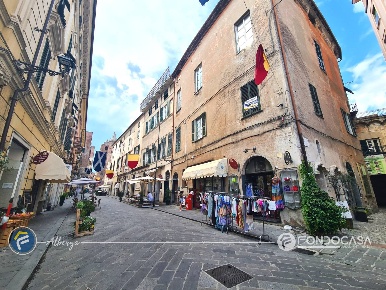 Foto Appartamento in Via Archivolto del Teatro, Albenga Centro di 120 m²