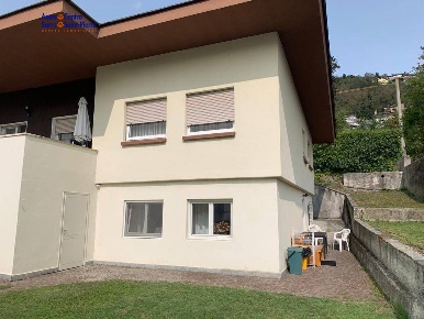 Foto Appartamento in Via Edelweiss, Aosta Centro di 80 m² con 3 locali