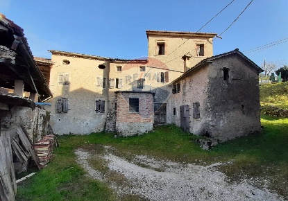 Foto Rustico a Follina Valmareno di 569 m² con 23 locali in vendita