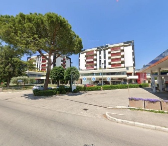Foto Negozio in Via Roma, Bastia Umbra di 100 m² in affitto