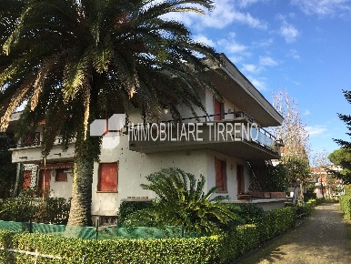 Foto Appartamento a Massa Marina di Massa Centro di 70 m² con 4 locali