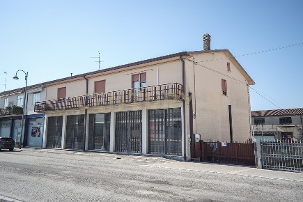 Foto Locale commerciale in Via Madonna 303A, Bovolone Centro di 219 m²