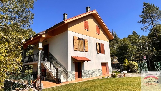Foto Villa singola in via Campè  42, Urbe Centro di 195 m² con 8 locali