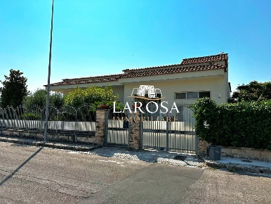 Foto Villa unifamiliare in Viale Virgilio 11, Calimera di 248 m² in vendita
