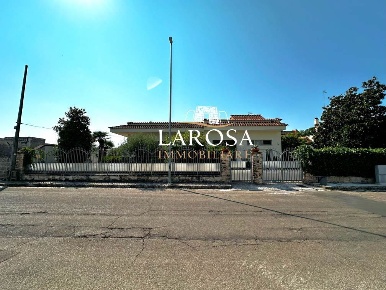 Foto Villa unifamiliare a Calimera di 248 m² con 8 locali in vendita