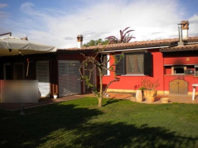 Foto Villa bifamiliare in Viale Ascanio, Pomezia di 278 m² con 6 locali