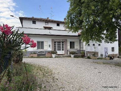 Foto Attività commerciale in Via Bocca Di Strada, Traversetolo Centro