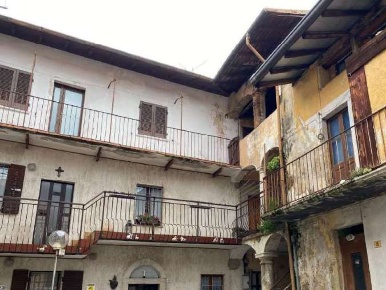 Foto Rustico in Via G. Marconi, Besano di 146 m² con 1 locali in vendita