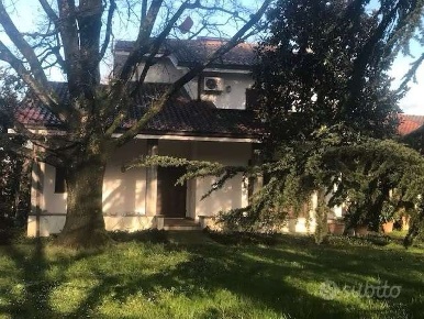 Foto Appartamento in Strada Contrada, Modena Morane - Contrada di 280 m²