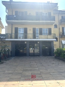 Foto Locale commerciale a Cuneo Confreria di 180 m² con 4 locali in affitto