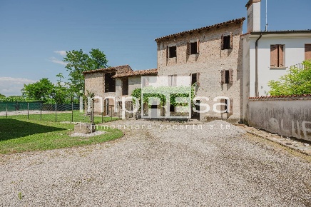 Foto Rustico in Via Demetrio Rossi, Maserada sul Piave Centro di 350 m²