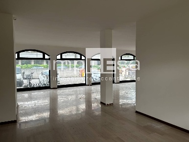Foto Negozio in Via Paolo Veronese, Treviso Fiera di 124 m² con 2 locali