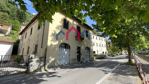 Foto Case semi ndipendenti a Bagni di Lucca Centro di 600 m² con 13 locali