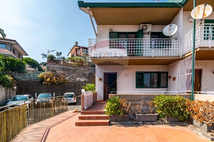 Foto Villa a schiera in Via Oliva San Mauro, Aci Catena Nizzeti di 170 m²