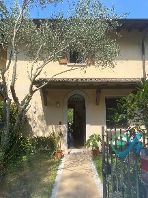 Foto Villa a schiera in via Monte Grappa, Polpenazze del Garda di 150 m²