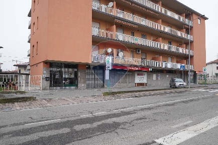 Foto Negozio a Bonate Sotto di 246 m² con 1 locali in vendita