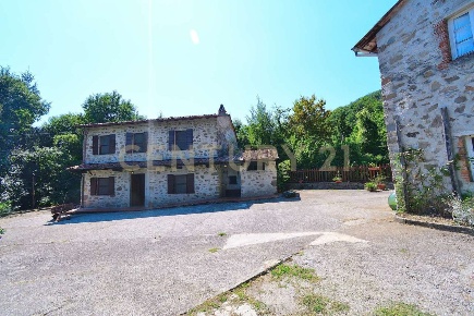 Foto Casale in Frazione Colognora snc, Pescaglia di 280 m² con 9 locali