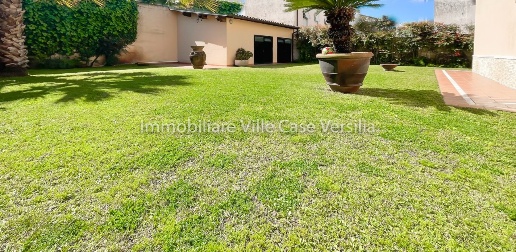 Foto Villa unifamiliare in Via Francesco Gasperini, Camaiore di 220 m²