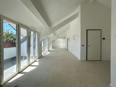 Foto Attico in varesina, Angera Centro di 240 m² con 5 locali in affitto