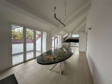 Foto Attico in varesina, Angera Centro di 240 m² con 5 locali in affitto