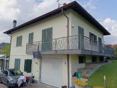 Foto Villa unifamiliare in Via Pontida, Capiago Intimiano di 302 m²