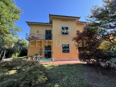 Foto Villa unifamiliare in Via delle Ville Lucchesi 1907, Lucca di 380 m²