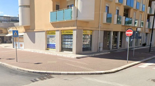 Foto Negozio in Via Appia  13, Brindisi Commenda di 93 m² con 3 locali