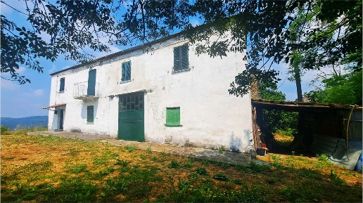 Foto Rustico a Dego di 259 m² con 8 locali in vendita