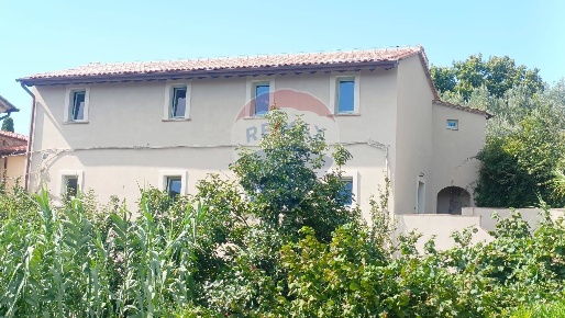 Foto Rustico a Santa Luce Pastina di 375 m² con 9 locali in vendita