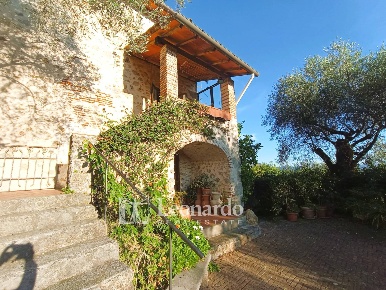 Foto Casa indipendente in Via Balza Fiorita, Camaiore di 300 m² in vendita