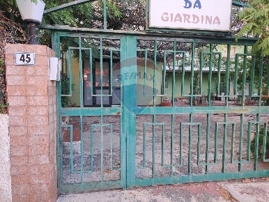 Foto Case semi ndipendenti in Via Livenza, Solarino di 665 m² con 8 locali