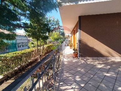 Foto Appartamento in Via Roma, Mascalucia Centro di 150 m² con 5 locali