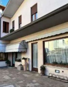 Foto Negozio in Via Benedetto Croce, Chiuppano Centro di 94 m² con 1 locali
