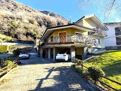 Foto Villa bifamiliare a Arnad di 340 m² con 12 locali in vendita