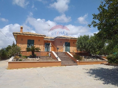 Foto Villa singola in Contrada fondo Marta Sparaceto, Modica di 190 m²