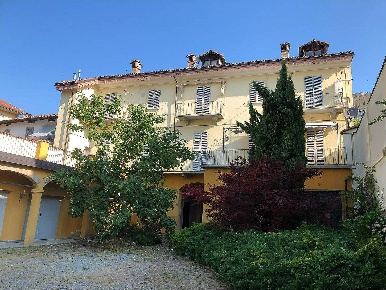 Foto Rustico in via Massimo d'Azeglio, Canelli di 1000 m² con 20 locali