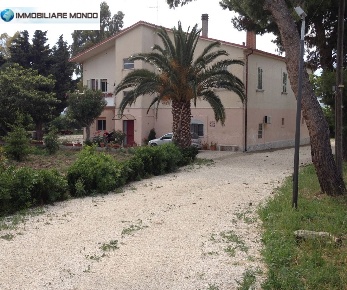 Foto Rustico a Termoli di 500 m² con 8 locali in vendita