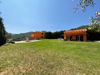 Foto Casa indipendente in VIA PRIOCCO, Savona di 207 m² con 9 locali