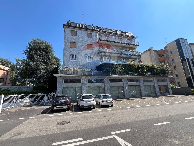 Foto Appartamento in Via Montello, Saronno di 145 m² con 3 locali
